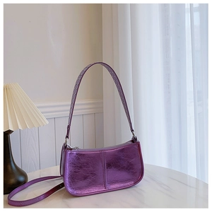 Vue détaillée du sac à bandoulière violet métallisé en similicuir style punk Y2K