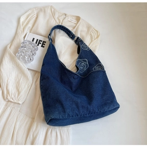 Sac hobo en denim bleu foncé avec broderies de roses bleu clair et bouton