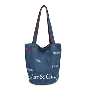Sac fourre-tout en toile denim avec imprimé lettres et doublure à carreaux rouges chic