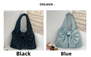 Vue détaillée des sacs cabas en denim avec grands nœuds en noir et bleu clair