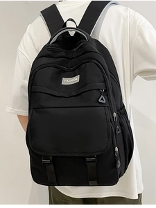 Détail d'un sac à dos mode en nylon noir montrant la vue latérale sur un mannequin