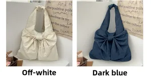 Vue détaillée des sacs à main en denim avec nœud géant en blanc cassé et bleu foncé