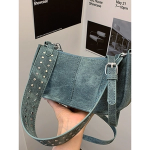 Sac sous le bras en denim bleu vintage avec rivets argentés et boucle en métal réglable