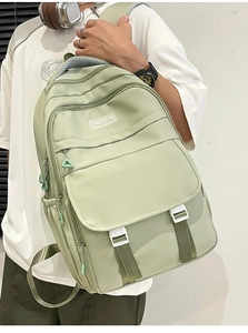 Détail du sac à dos en nylon vert menthe montrant la boucle et l'étiquette mode