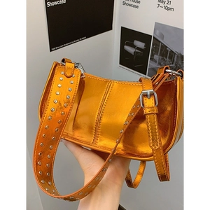 Sac hobo orange métallisé avec bandoulière à rivets et finition miroir brillante