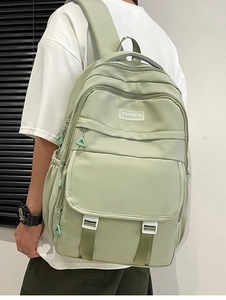 Détail du sac à dos en nylon vert menthe montrant les poches latérales et la boucle