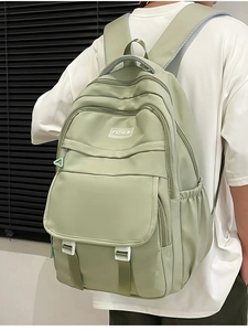 Détail du sac à dos en nylon vert menthe montrant le tissu imperméable et les fermetures