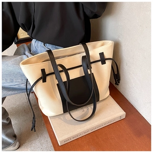 Detailaufnahme der Canvas-Einkaufstasche mit Kordelzug aus Leder auf einem Buch