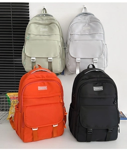 Détail de sacs à dos tendance en nylon en quatre couleurs avec poches multiples