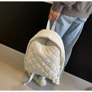 Weißer gesteppter Puffer-Rucksack mit minimalistischer Stoffstruktur und Webgriff-Detail