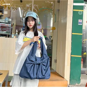 Sac à main chic en denim surdimensionné avec un nœud décoratif et une bandoulière