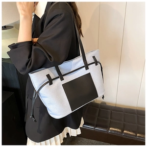 Damen Canvas PU Shopper in Blauem Denim-Look mit schwarzen Lederriemen und Details