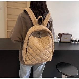 Detailansicht des hellbeige gesteppten Rucksacks mit Rautenmuster und breiten Schultergurten