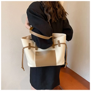 Modische Damen-Tragetasche aus Canvas und Leder in Creme und Braun im Minimal-Design