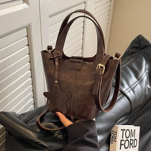 Sac seau chic en cuir PU marron foncé avec pendentif étoile et bandoulière réglable