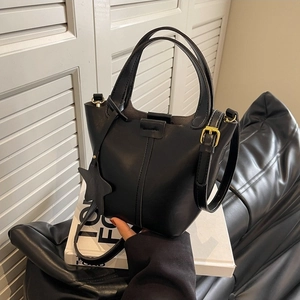 Sac seau minimaliste en similicuir noir avec breloque étoile et détails dorés chics