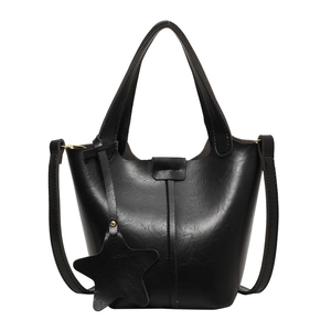 Sac seau minimaliste en similicuir noir avec poignées et détail de breloque étoile
