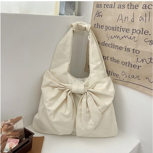 Sac fourre-tout en toile crème minimaliste avec un grand nœud décoratif et style élégant