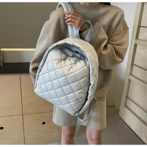 Detailansicht der hellgrauen Steppstoff-Textur auf einem stilvollen minimalistischen Rucksack