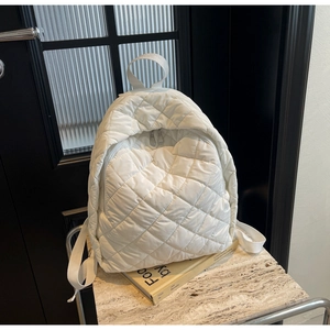 Minimalistischer weißer gesteppter Nylon-Rucksack mit Vordertasche für den Sommer