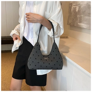 Dettaglio borsa a spalla in PU grigio con pois neri e fiocco dorato decorativo