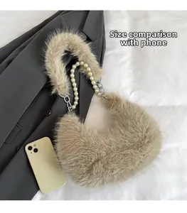 Détail du sac à épaule en fausse fourrure avec chaîne en perles et éléments métalliques