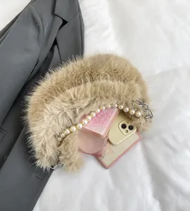 Détail du sac à bandoulière en peluche avec chaîne de perles et intérieur spacieux