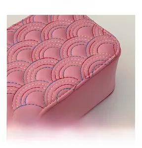 Dettaglio ravvicinato di pelle PU rosa con cuciture trapuntate arcobaleno vivaci