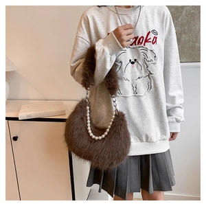 Vue détaillée du sac à bandoulière en peluche marron avec chaîne de perles