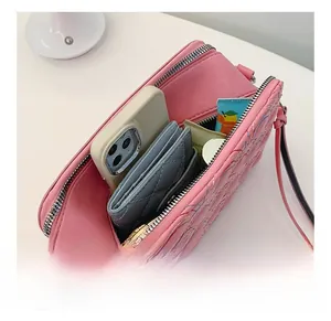Vista interna della borsa a tracolla in pelle PU rosa con spazio per il cellulare
