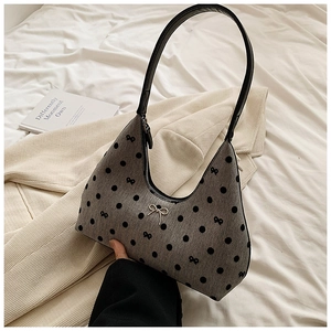 Borsa a spalla chic in tessuto grigio a pois con fibbia a fiocco e manico nero