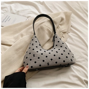 Elegante borsa hobo grigia con pois neri e ricami a fiocchetto per un look estivo trendy