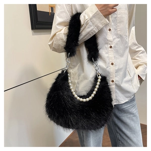 Détail du sac hobo en peluche noire avec texture en fausse fourrure et chaîne de perles