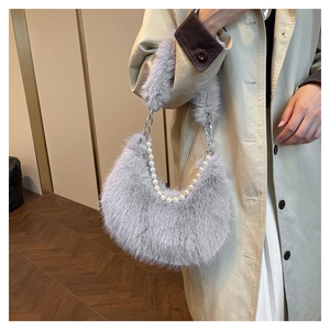 Détail du sac demi-lune en fausse fourrure grise avec bandoulière élégante en perles