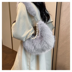 Détail du sac bandoulière en peluche grise avec poignée en perles et fausse fourrure