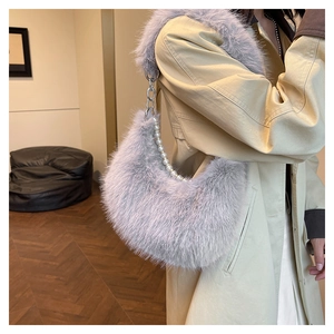 Détail du sac à épaule en peluche violet clair avec bandoulière perles et chaîne argent