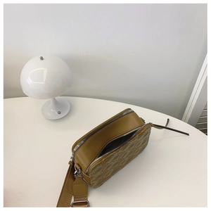 Dettaglio della borsa a tracolla trapuntata verde oliva in PU con doppie zip in argento
