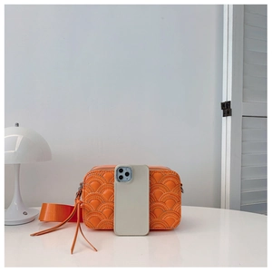 Borsa a tracolla trapuntata arancione in PU con trama a onde e tracolla in tessuto