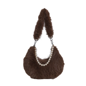 Sac bandoulière en peluche marron avec chaîne en perles et design hobo élégant