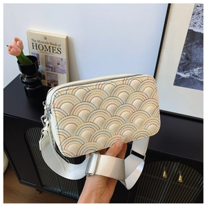 Borsa a tracolla in pelle PU bianca con ricamo a onde colorate e ampia tracolla in tessuto