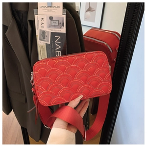 Borsa a tracolla rossa in PU con trapuntatura a scaglie di pesce e tracolla larga
