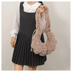 Detail van de koffiebruine oversized pluche tas met een zachte geplooide textuur