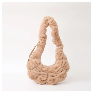 Macro-detail van de camel pluche tas met zachte imitatiebont textuur en geplooid design