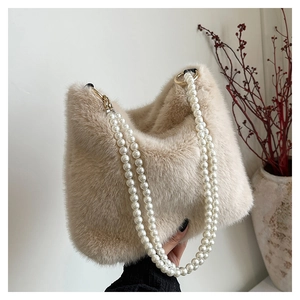 Détail du sac à bandoulière en fausse fourrure pelucheuse avec anses en perles élégantes