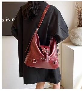 Detail of burgundy PU leather tote bag showing glossy texture and MUDUO brand logo