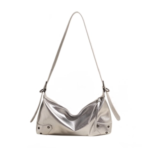 Sac hobo métallisé argenté avec texture froissée et bandoulière élégante chic