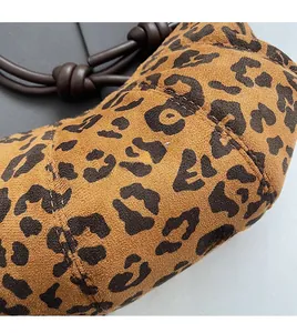 Détail du sac hobo léopard montrant la texture en suédine et la poignée en corde marron