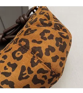 Détail du sac léopard avec bandoulière en cuir noué marron et texte de mode élégant