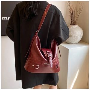 Detail of burgundy PU leather tote bag with silver metal buckles and MUDUOS branding