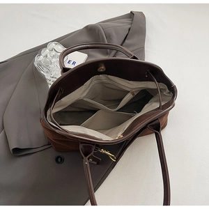 Detail der dunkelbraunen Wildleder-Tote-Bag mit beige Futter und Reißverschlussfach